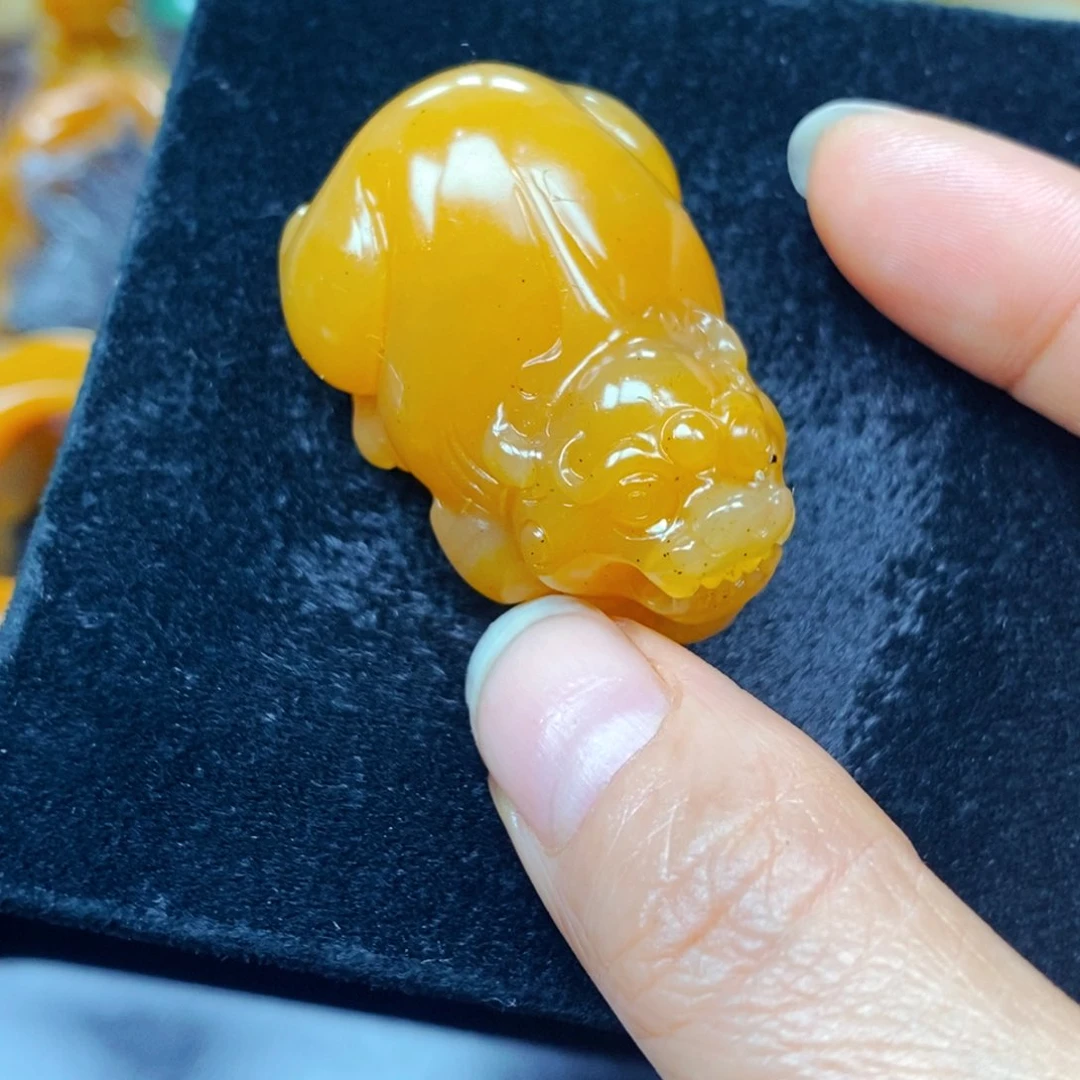 未镶嵌石英质玉（黄龙玉）颈饰