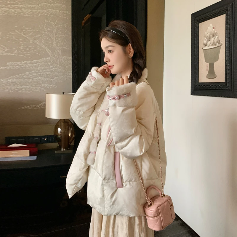 新中式羽绒服女2025年冬季新款复古慵懒国风珍珠绑扣白鸭绒面包服