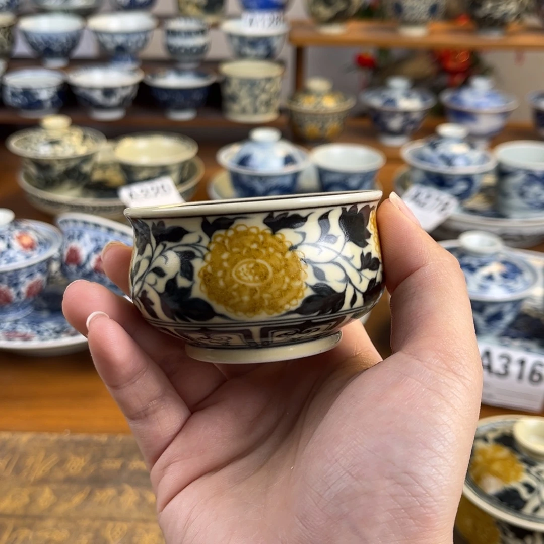 釉里金牡丹炉式杯
