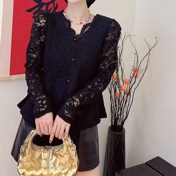 大码春款长袖蕾丝挂衬小衫内搭外穿都可以洋气减龄裙摆设计打底衫