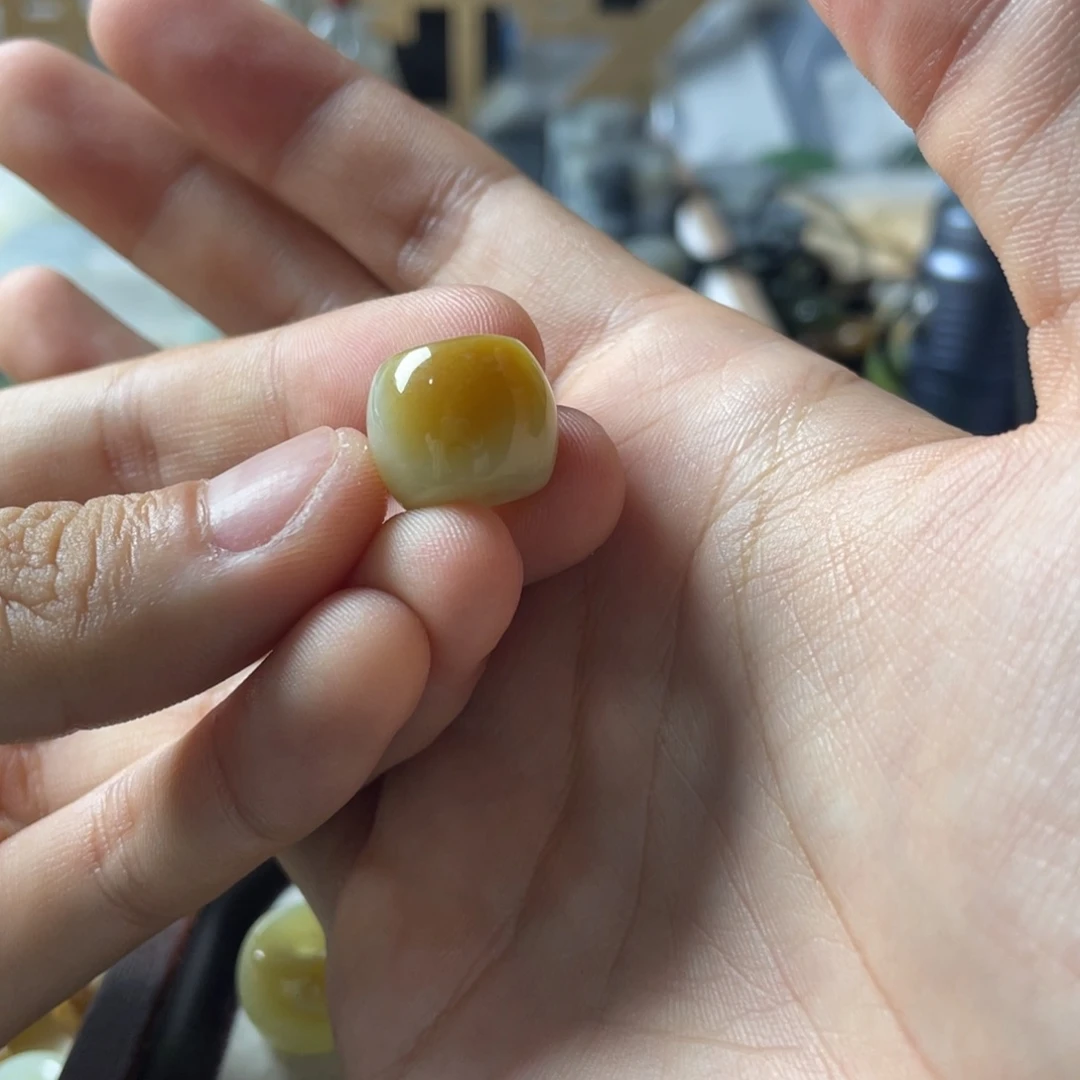 临***发和田玉（糖玉）未镶嵌挂件