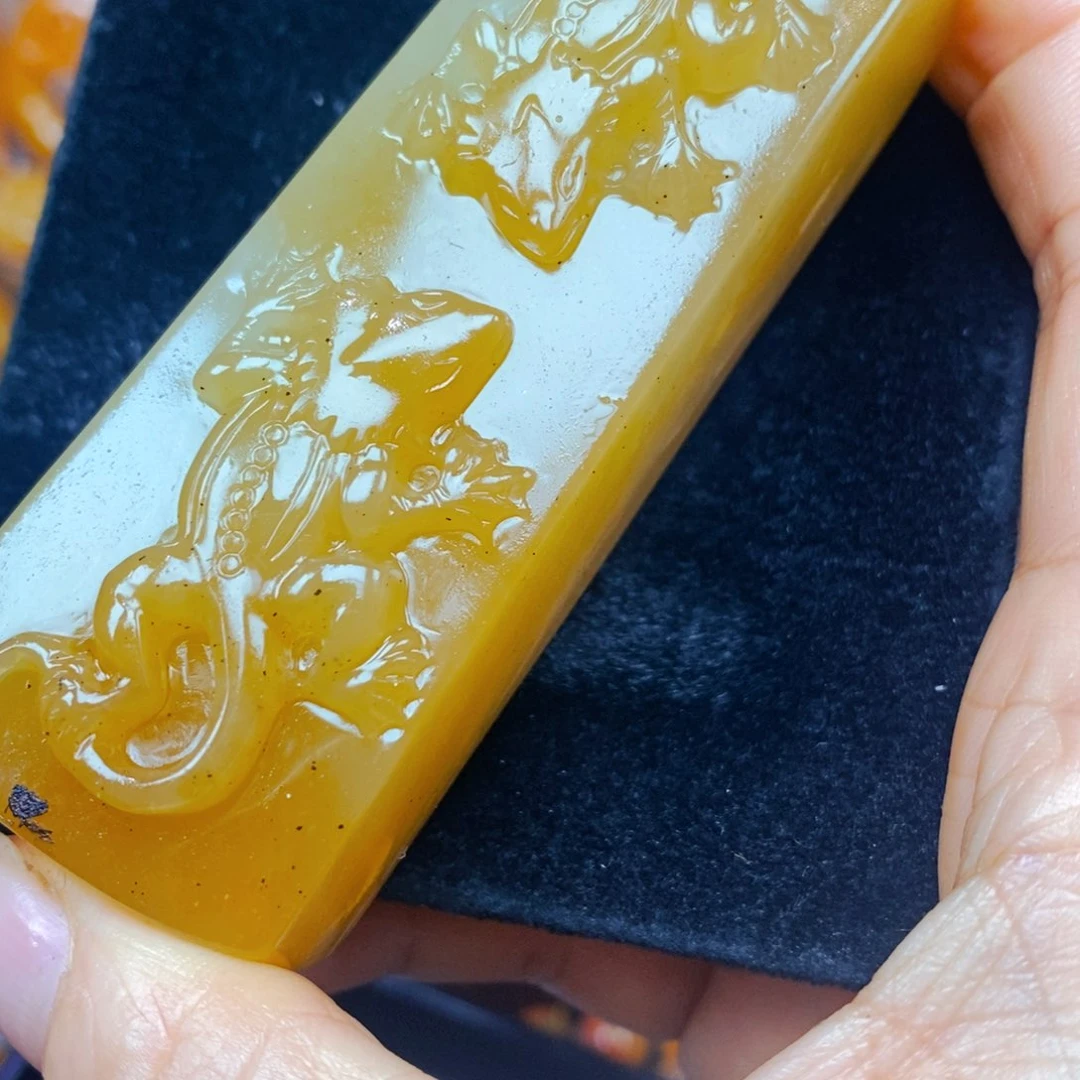 未镶嵌石英质玉（黄龙玉）颈饰