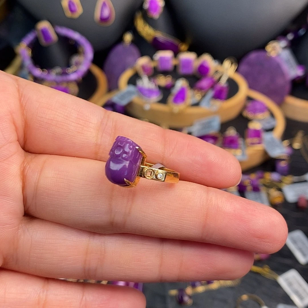 18K金镶嵌苏纪石（舒俱来）戒指