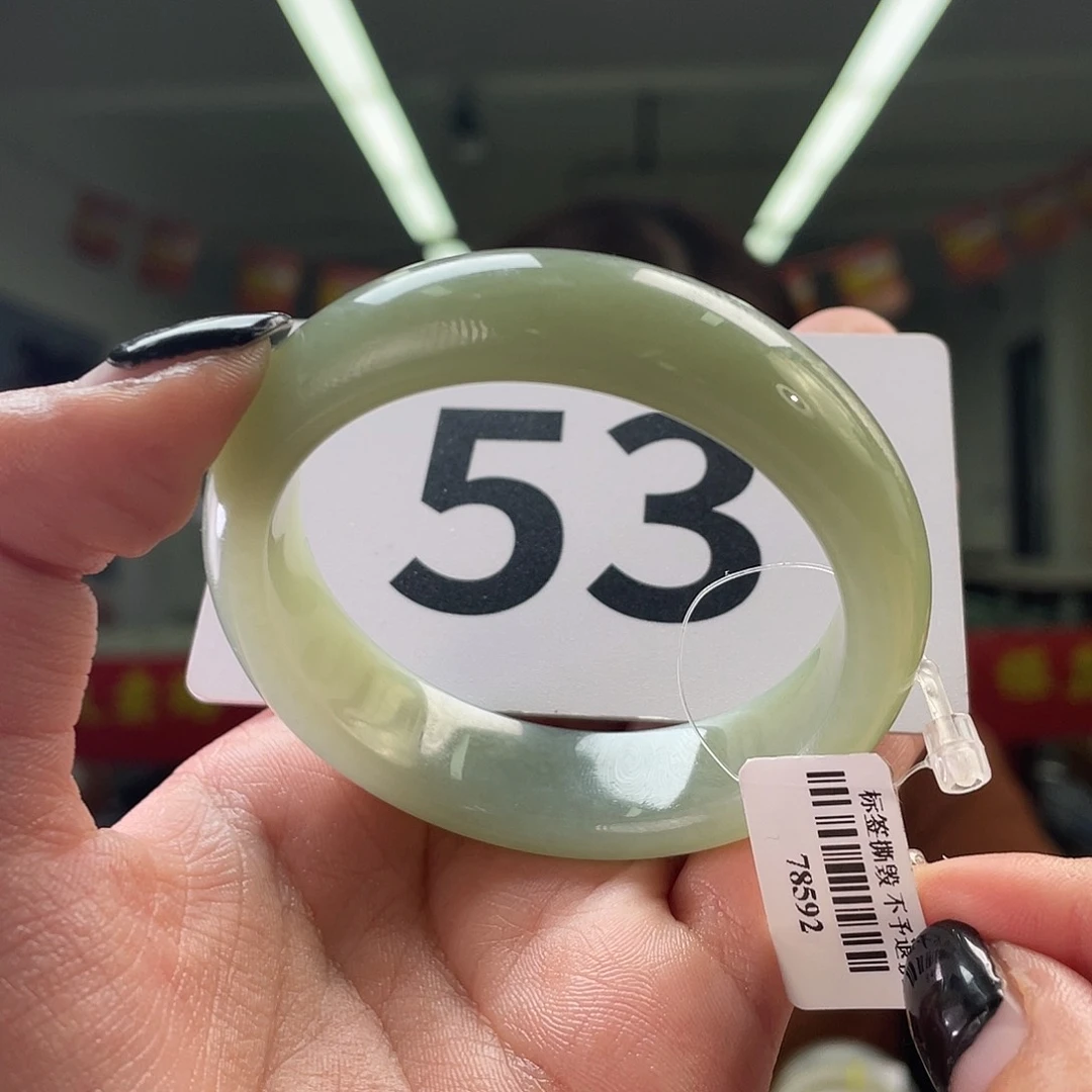 和田玉手镯未镶嵌?