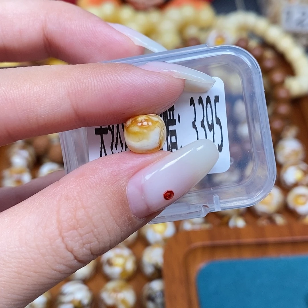 蜜蜡未镶嵌珠宝奇石3395