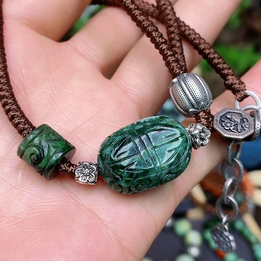 翡翠颈饰未镶嵌漂亮美眉