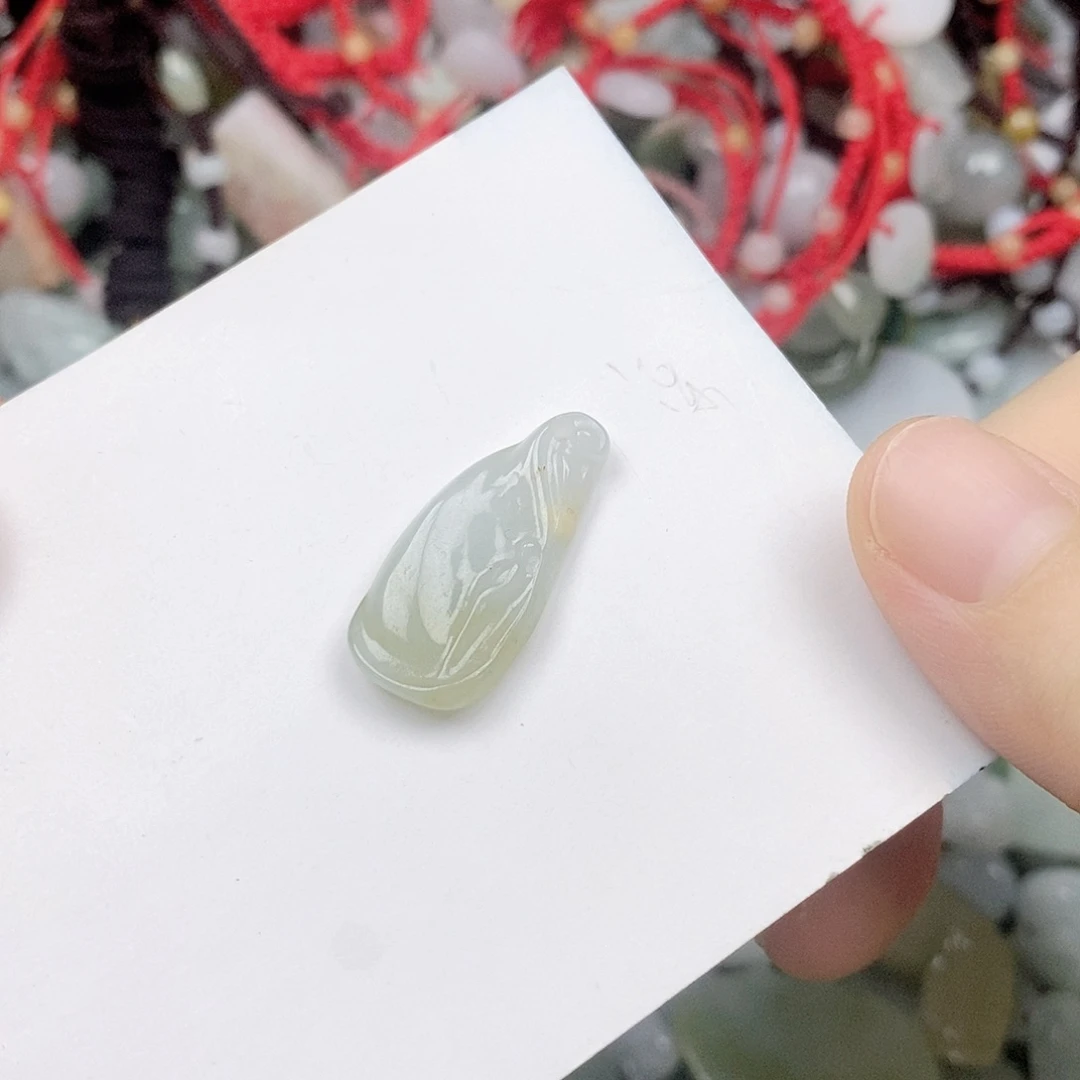 翡翠未镶嵌颈饰瓶