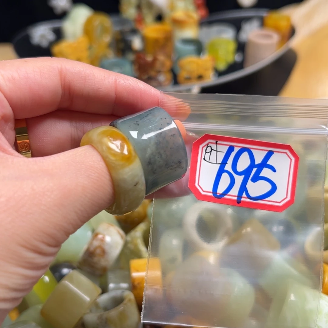 枫****蛇纹石玉未镶嵌戒指