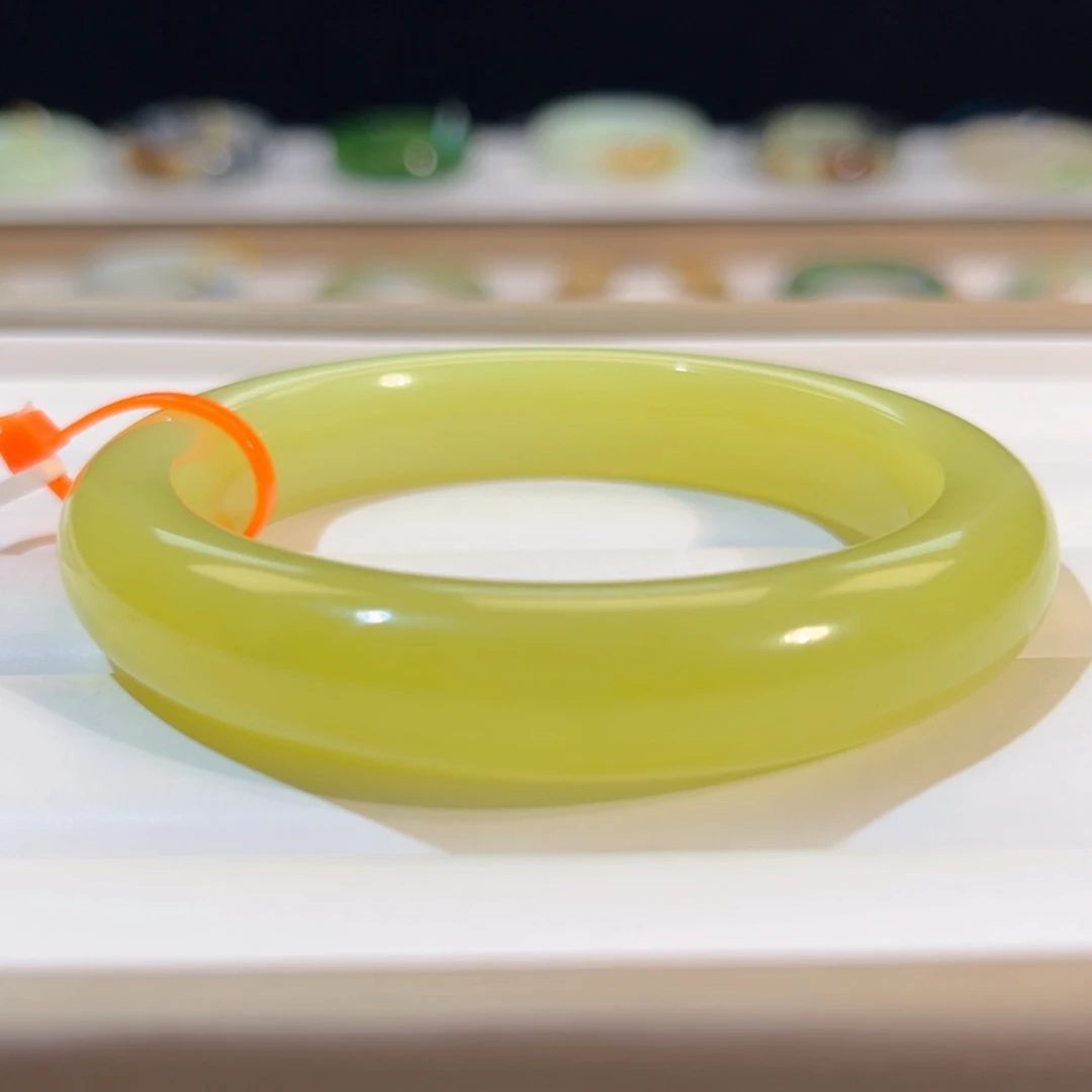 和田玉未镶嵌手镯   「若羌鸡油黄 色标级」