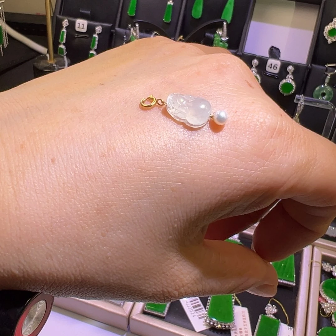 翡翠18K金镶嵌颈饰吊坠