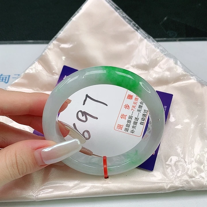 翡翠手镯未镶嵌翡翠手镯