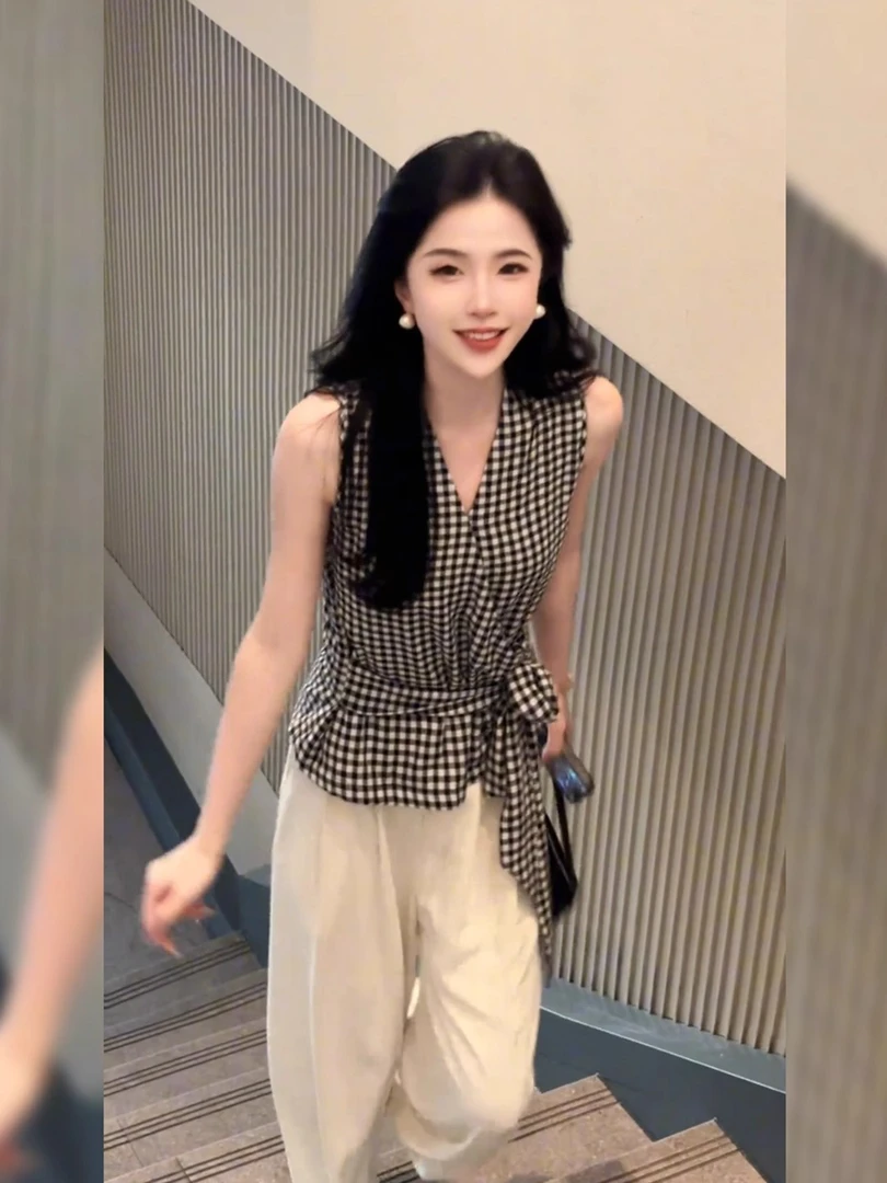 无袖格子v领衬衫上衣2025夏季新款短款小衫女士巨好看轻奢衬衣女