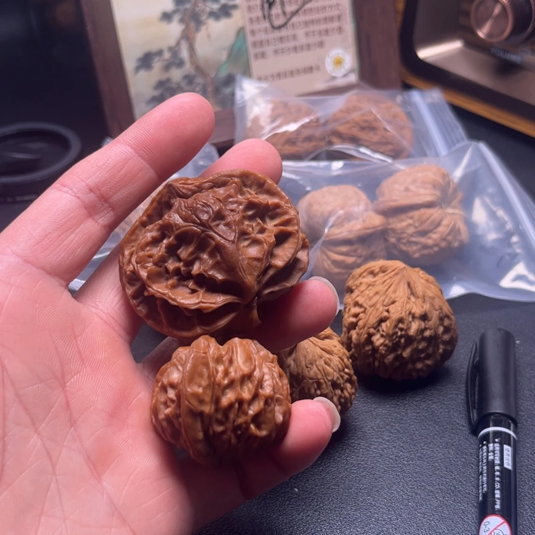 艾***瑞吊坠文玩核桃异形