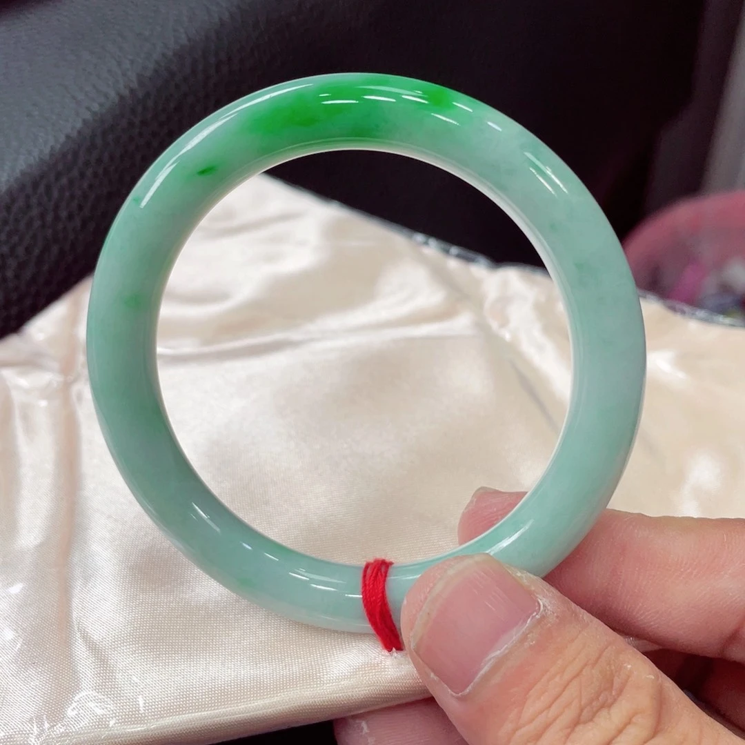 翡翠手镯未镶嵌翡翠