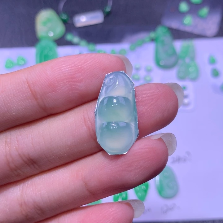 翡翠未镶嵌颈饰豆子