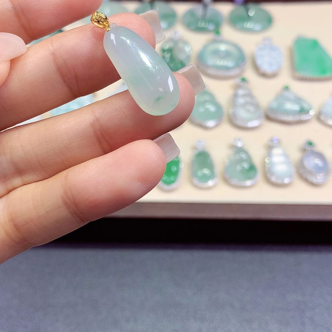 翡翠18K金镶嵌颈饰翡翠