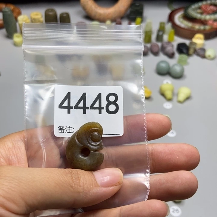 睡***包未镶嵌蛇纹石玉颈饰