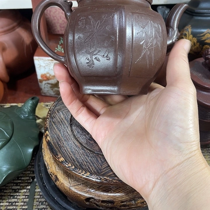 茶壶紫砂原矿泥料手工制作的一把紫砂壶。