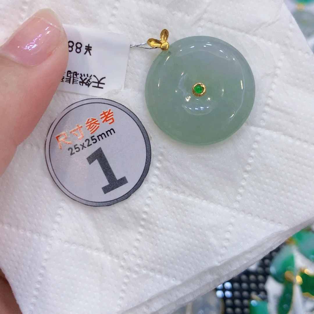 颈饰18K金镶嵌翡翠扣