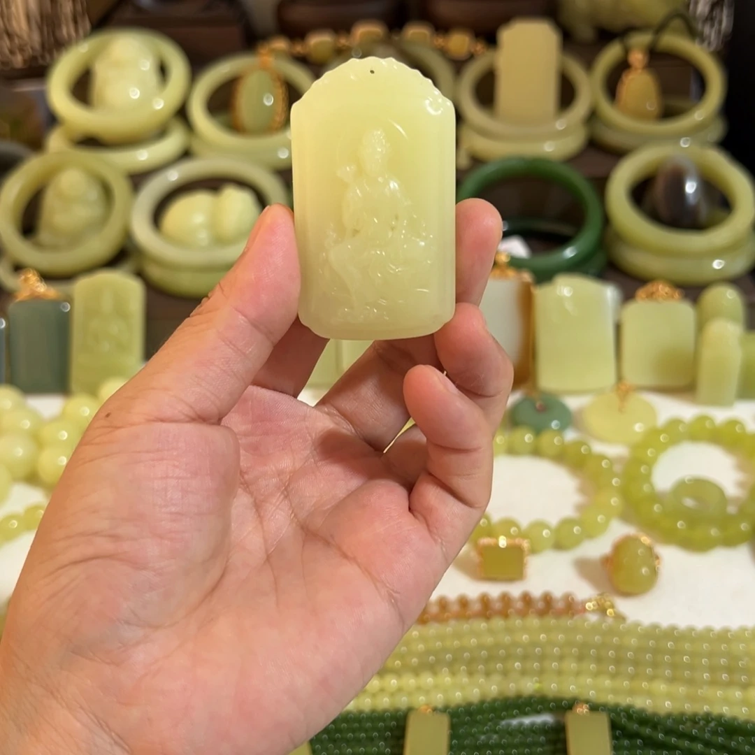 未镶嵌颈饰和田玉