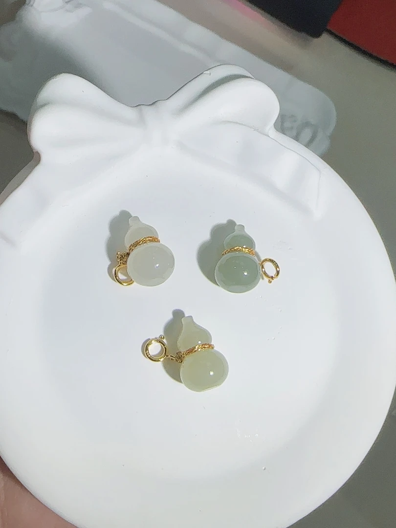 YY033天然和田玉晴水葫芦吊坠多样性发其一