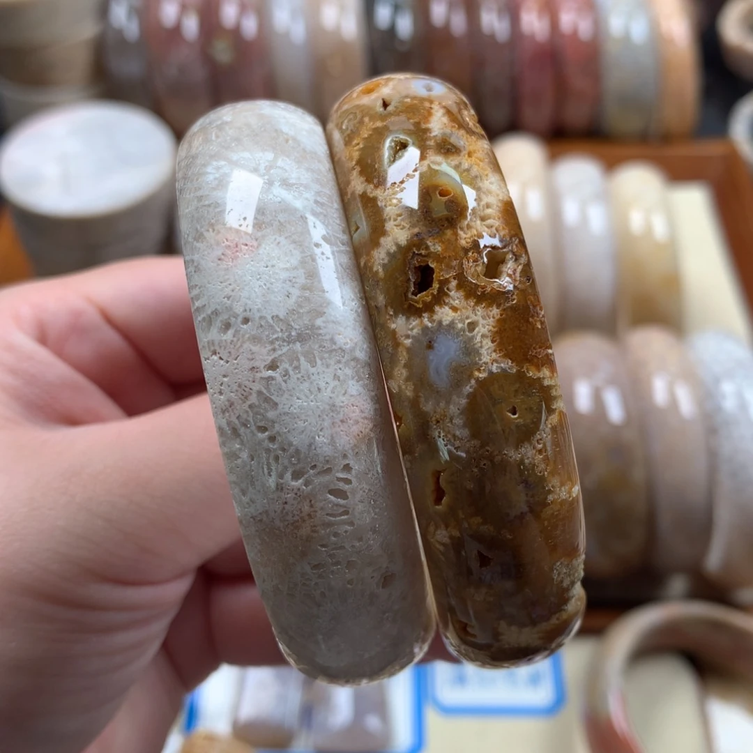 硅化珊瑚（珊瑚玉）骨骼晶洞镯58，59圈口漏200/个。未镶