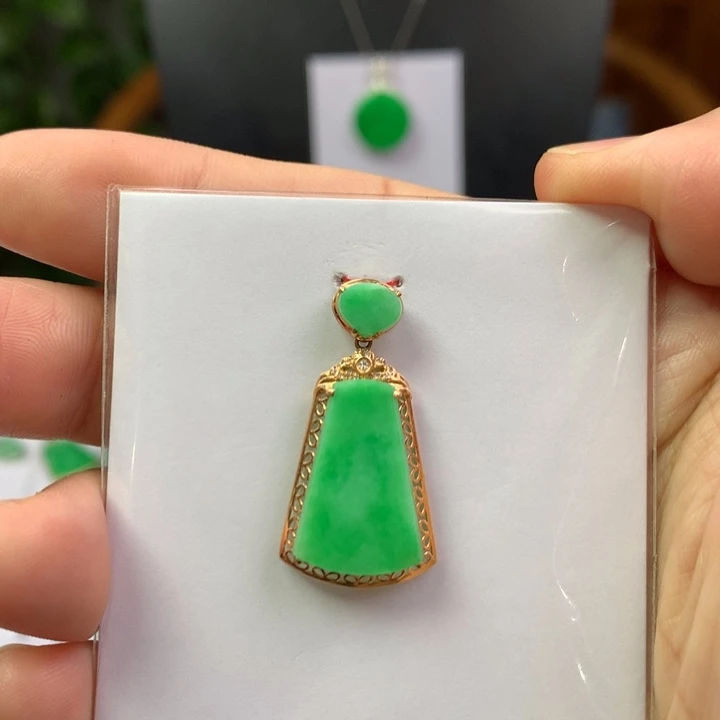 翡翠18K金镶嵌颈饰翡翠吊坠