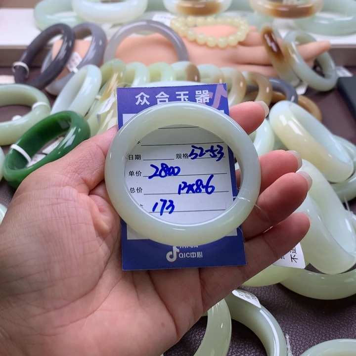 奶***喵和田玉未镶嵌手镯