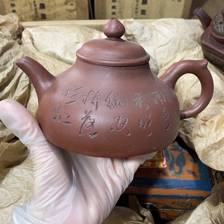 茶壶紫砂矿泥料，纯手工制作的一把紫砂壶。