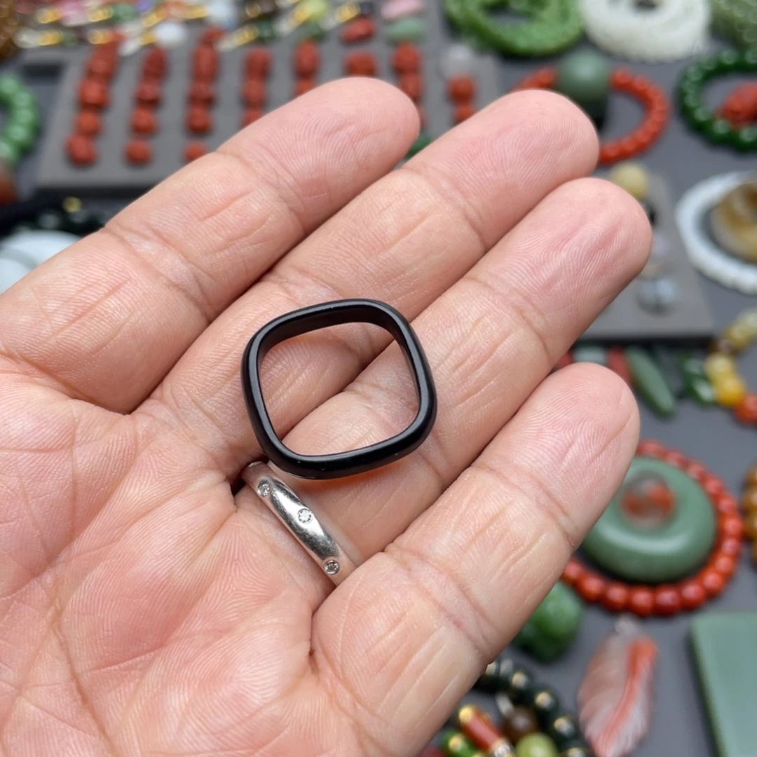 和田玉未镶嵌颈饰内径：19mm