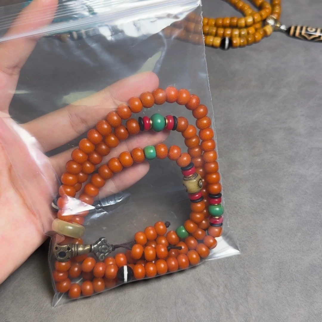 琉璃颈饰?****?琉璃颈饰