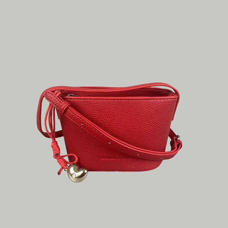 韩系简约高级感水桶包包女2025新款小众元宝斜挎包洋气通勤单肩包