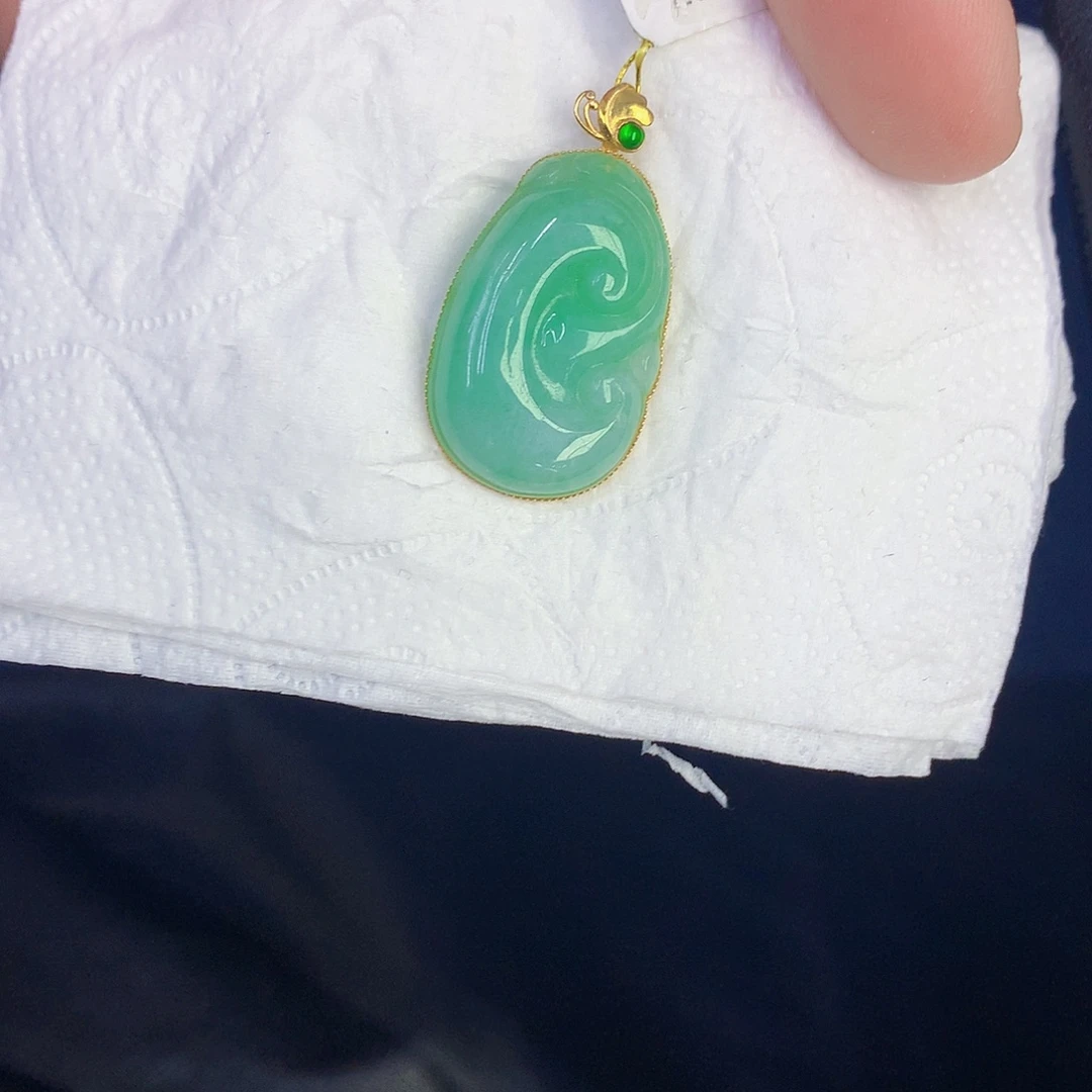 翡翠18K金镶嵌颈饰