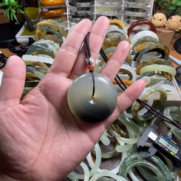 未镶嵌蛇纹石玉颈饰