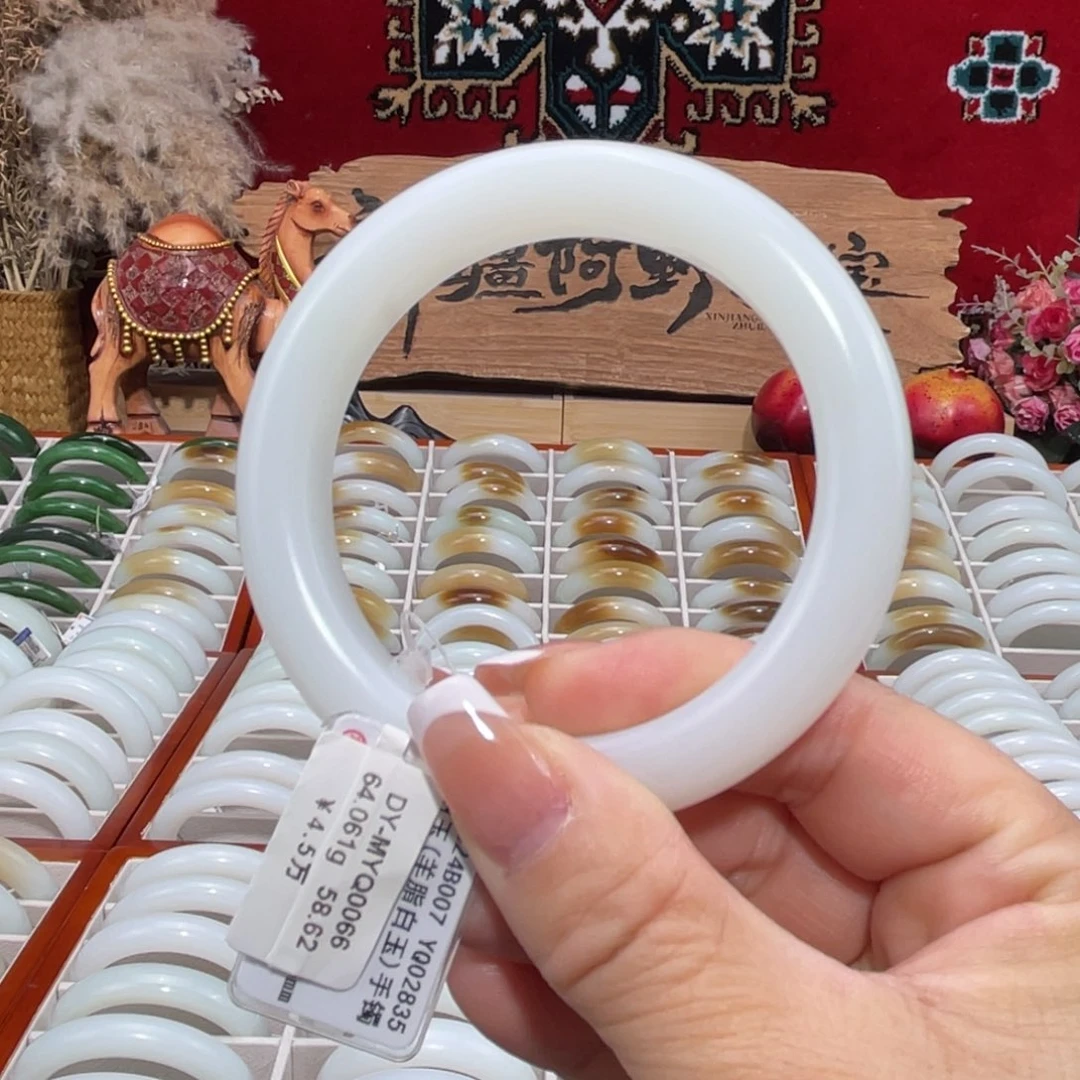 未镶嵌手镯和田玉天然优雅高贵且末