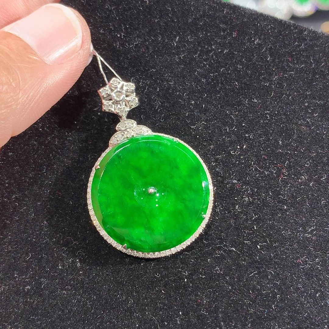 翡翠18K金镶嵌颈饰