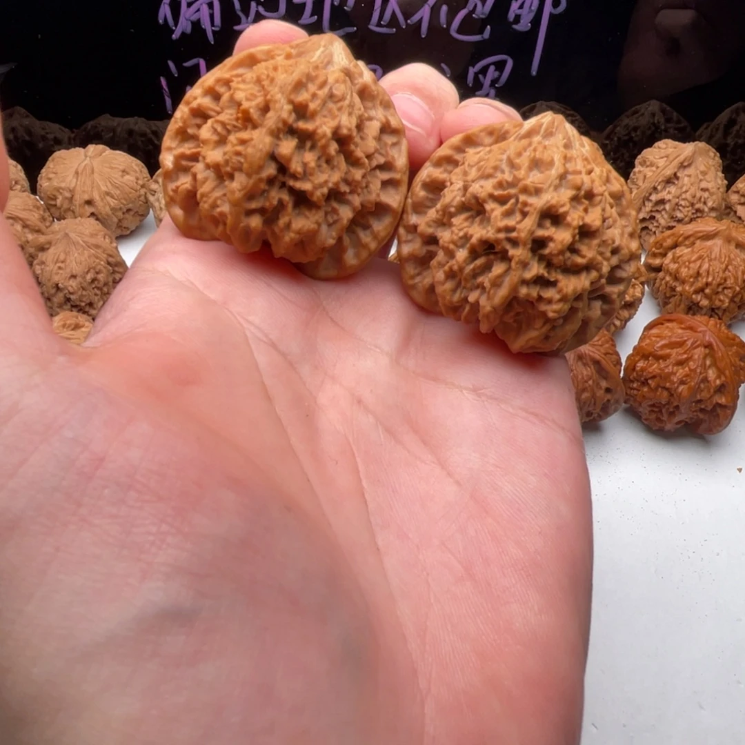 核桃把件42满天星，有点磕尖