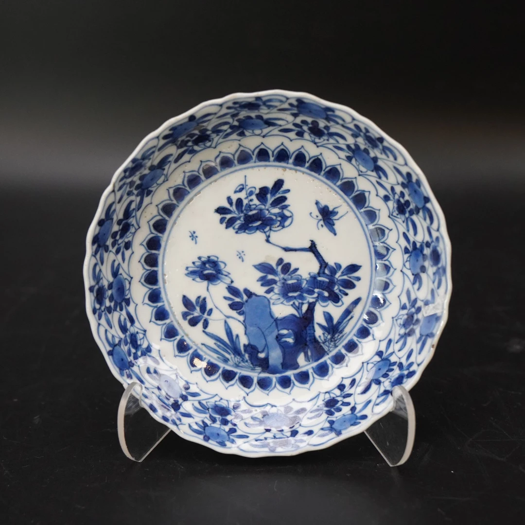 Lot.25090744清康熙青花蝶恋花葵口小盘 直径：约12.8cm