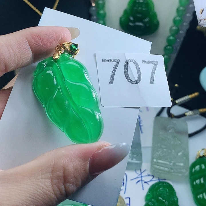 翡翠未镶嵌吊坠(赠链)