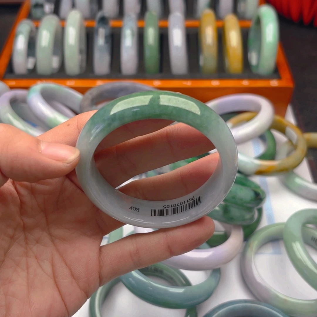 翡翠未镶嵌手镯556. 10