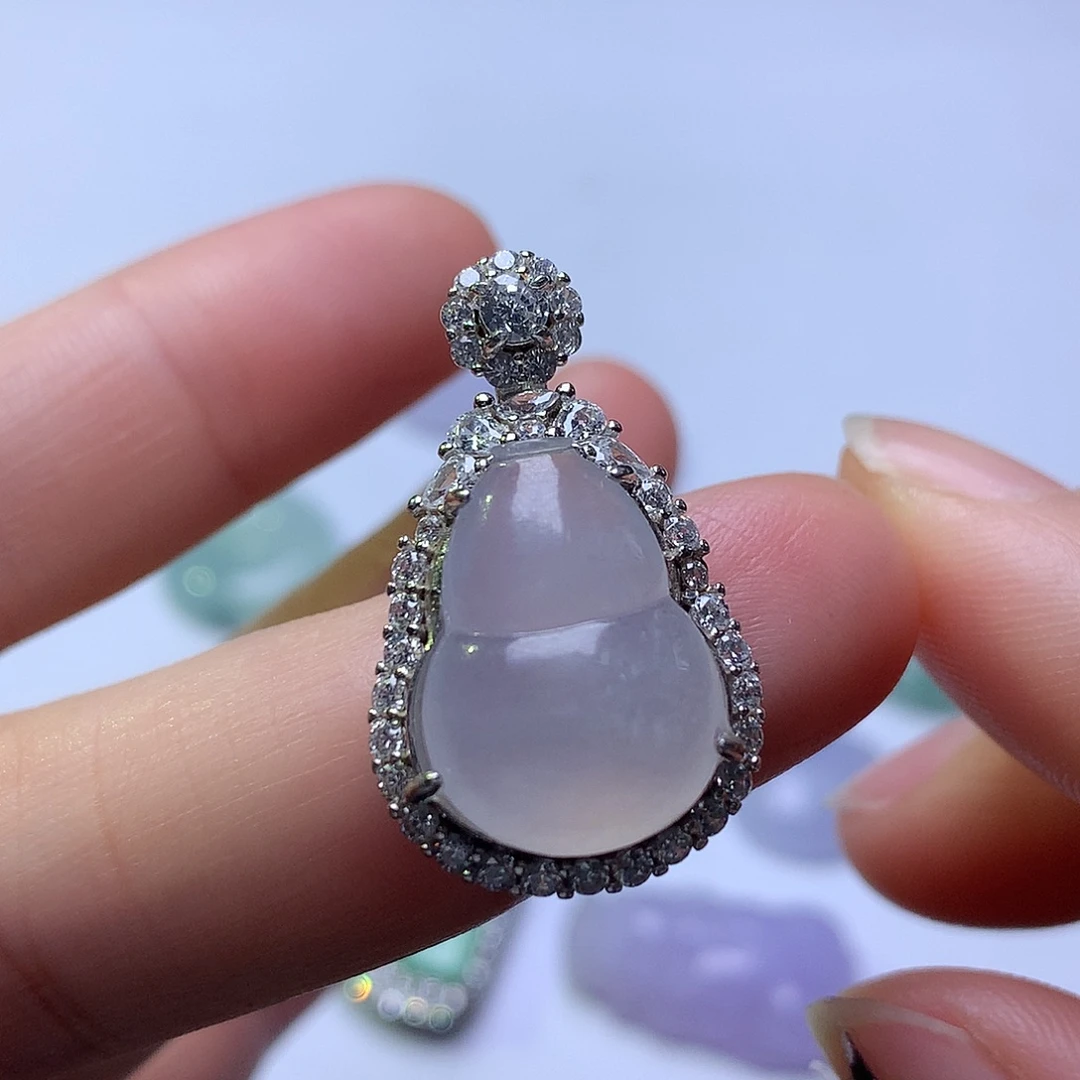 翡翠未镶嵌颈饰葫芦