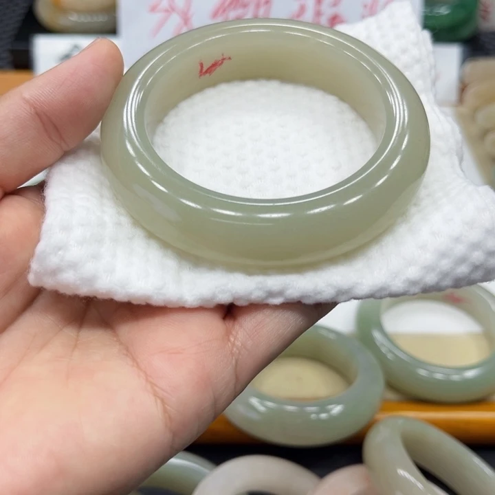 石英质玉手镯未镶嵌咩*