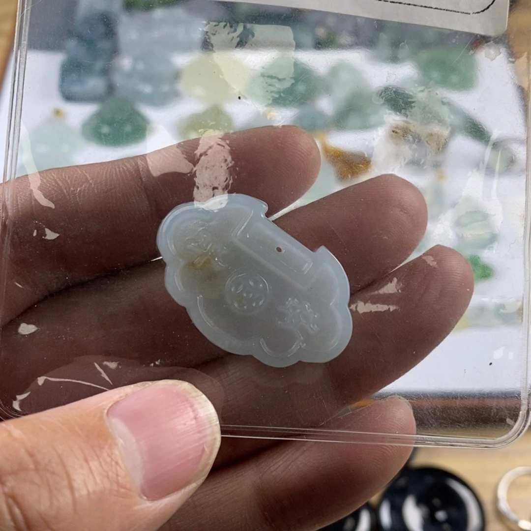 翡翠颈饰未镶嵌珊**～