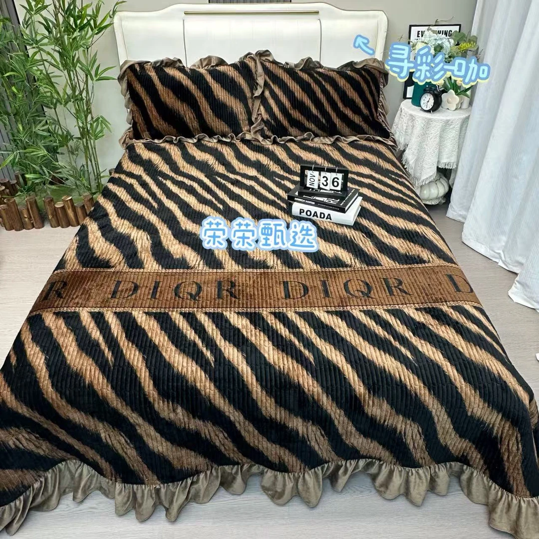 秋冬新品-寻彩咖-唐锦绒牛奶绒床裙款三件套床盖240*250枕套48*74