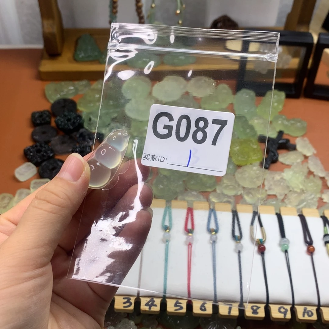 ****星未镶嵌蛇纹石玉颈饰