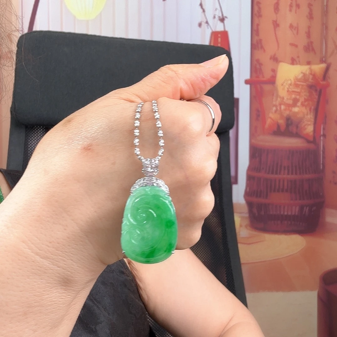 颈饰18K金镶嵌翡翠