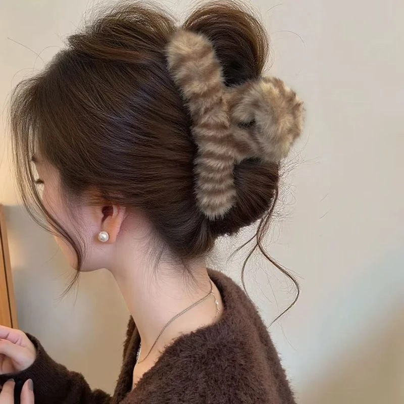 婉之恋新款豹纹毛绒抓夹后脑勺鲨鱼夹高级感发量多盘发夹气质发夹
