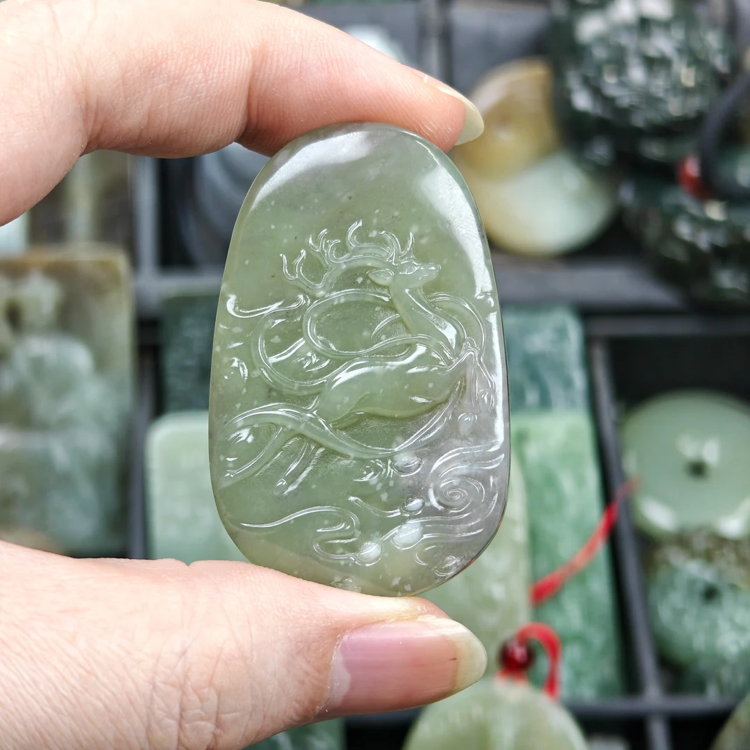 天然和田玉 意境俏雕双彩色带雪花棉 冰感烟紫带翠青 配绳