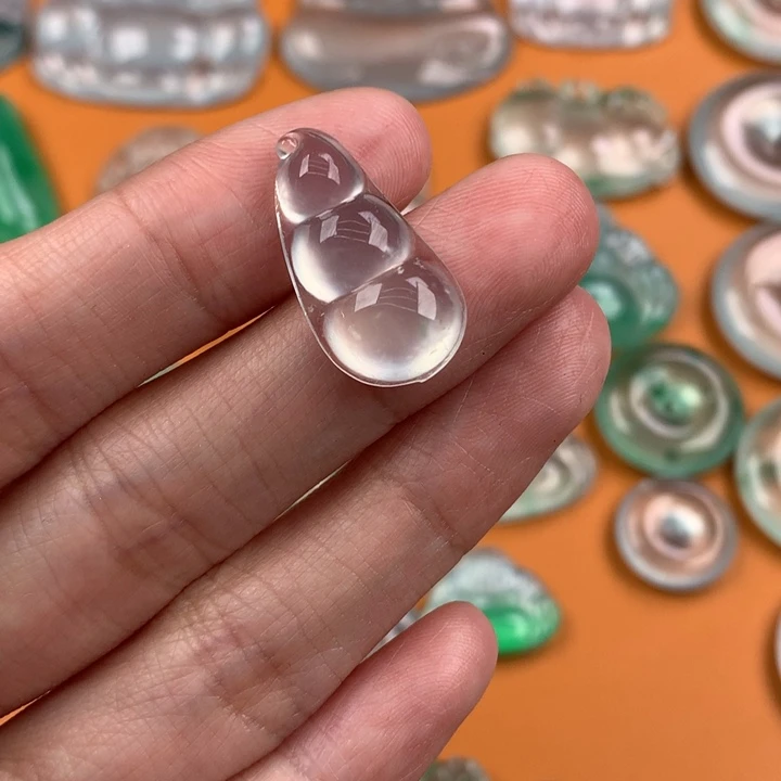 翡翠挂件未镶嵌….