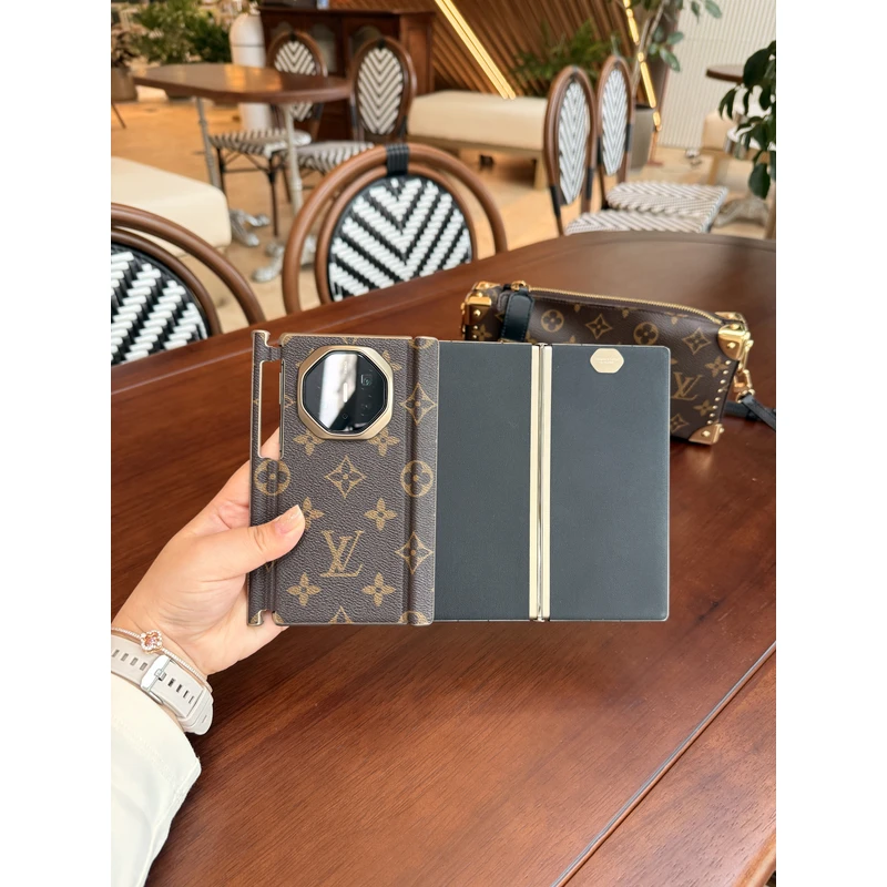 适用于华为Mate XT三折叠 磁吸双中轴印花时尚字母折叠手机壳